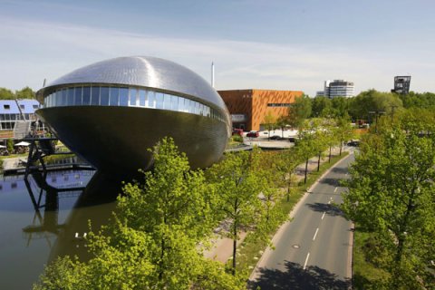 Aufnahme vom Gelände des Universum Bremen mit walförmigen Science Center, würfelförmiger SchauBox und Außengelände Aufnahme vom Gelände des Universum Bremen mit walförmigen Science Center, würfelförmiger SchauBox und Außengelände