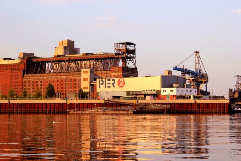 Blick auf das Pier 2 in der Überseestadt im Abendlicht Blick auf das Pier 2 in der Überseestadt im Abendlicht