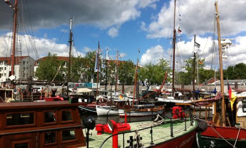 Ein Blick auf den Vegesacker Hafen mit zahlreichen Schiffen. Ein Blick auf den Vegesacker Hafen mit zahlreichen Schiffen.