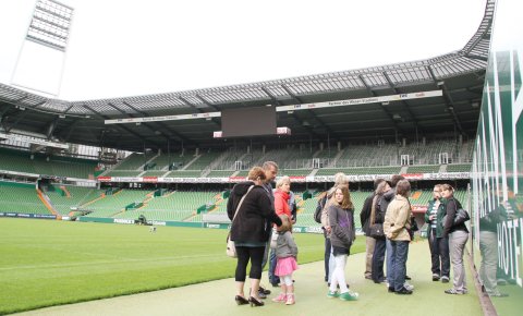 Im Werderstadion stehen Leute während einer Stadionführung am Spielfeldrand. Im Werderstadion stehen Leute während einer Stadionführung am Spielfeldrand.