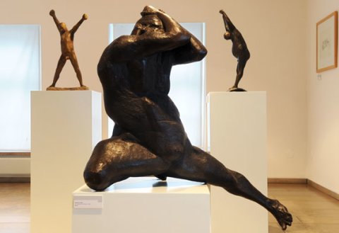 Drei Bronzefiguren von Gerhard Marcks - Grizmek. Die Figur im Vordergrund hat eine athletische Pose mit gespreizten Beinen. Drei Bronzefiguren von Gerhard Marcks - Grizmek. Die Figur im Vordergrund hat eine athletische Pose mit gespreizten Beinen.