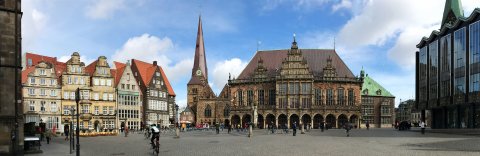 Der Marktplatz mit dem Rathaus in der Mitte und der Bürgerschaft auf der rechten Seite aus der Panoramaperspektive Der Marktplatz mit dem Rathaus in der Mitte und der Bürgerschaft auf der rechten Seite aus der Panoramaperspektive
