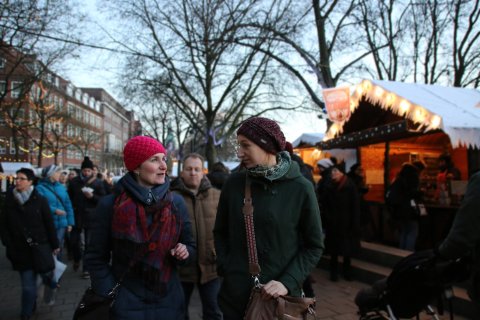 Zwei Frauen schlendern über den Schlachte-Zauber, im Hintergrund stehen Buden; Quelle: WFB/Katharina Müller Zwei Frauen schlendern über den Schlachte-Zauber, im Hintergrund stehen Buden; Quelle: WFB/Katharina Müller