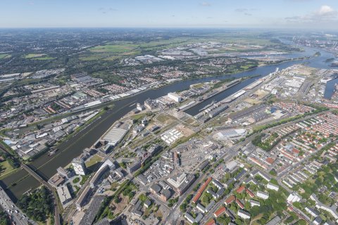 Vogelperspektive auf eine Stadt, in der Mitte ein Fluss; Quelle: WFB/Studio B Vogelperspektive auf eine Stadt, in der Mitte ein Fluss; Quelle: WFB/Studio B