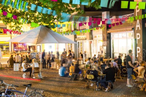 Nächtliches Treiben in der Neustadt vor der Kneipe Papp Nächtliches Treiben in der Neustadt vor der Kneipe Papp