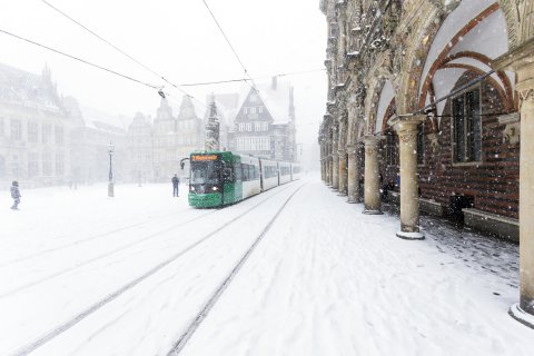Eine Straßenbahn fährt am schneebedeckten Marktplatz vorbei; Quelle: WFB/Hellmann Eine Straßenbahn fährt am schneebedeckten Marktplatz vorbei; Quelle: WFB/Hellmann