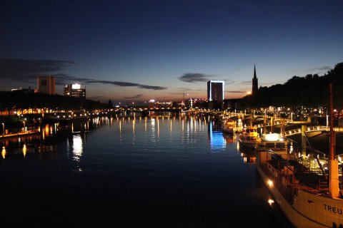 Blick auf die Weser an der Schlachte bei abendlicher Dunkelheit. Die Lichter spiegeln sich auf dem Wasser. Blick auf die Weser an der Schlachte bei abendlicher Dunkelheit. Die Lichter spiegeln sich auf dem Wasser.