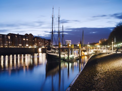 Schiff vor dem Anleger an der Schlachte (Quelle: Wustmann/bremen.online GmbH) Schiff vor dem Anleger an der Schlachte (Quelle: Wustmann/bremen.online GmbH)