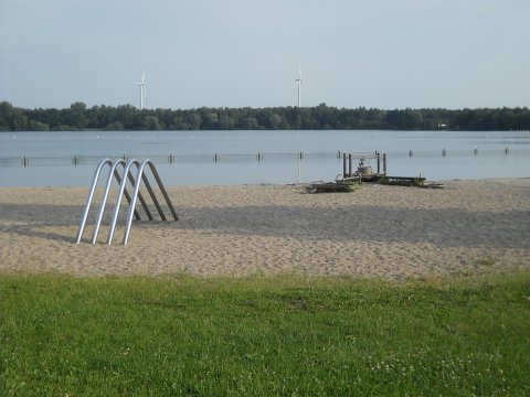 Der Blick über den Stadtwaldsee vom Sandstrand aus. Der Blick über den Stadtwaldsee vom Sandstrand aus.