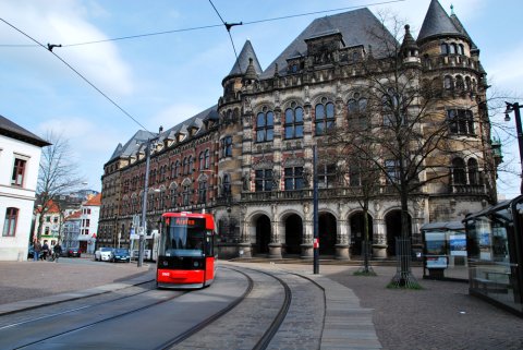 Eine Straßenbahn fährt Richtung Domsheide, im Hintergrund das Landesgericht Eine Straßenbahn fährt Richtung Domsheide, im Hintergrund das Landesgericht