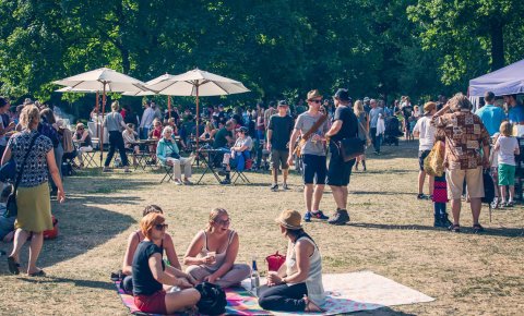 Eine Momentaufnahme auf dem sommerlichen Festival. Viele Menschen und im Vordergrund sitzen einige auf Pick-nick Decken. Eine Momentaufnahme auf dem sommerlichen Festival. Viele Menschen und im Vordergrund sitzen einige auf Pick-nick Decken.