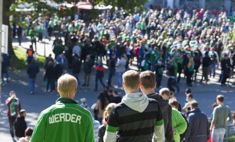 Zahlreiche Fußballfans pilgern zum Weser-Stadion. Zahlreiche Fußballfans pilgern zum Weser-Stadion.
