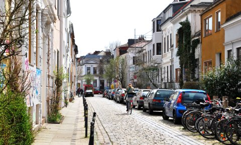Blick in eine kleine häusergesäumte Straße im Viertel Blick in eine kleine häusergesäumte Straße im Viertel