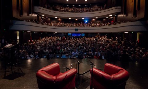 Ein voll besetzter Theatersaal. Ein voll besetzter Theatersaal.