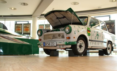 Ein weißer Trabant wurde mit dem Werderzeichen geschmückt. Ein weißer Trabant wurde mit dem Werderzeichen geschmückt.