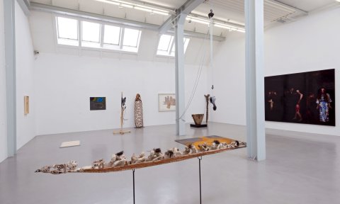 Eine minimalistische Kunstinstallation ein einem großen Raum; Quelle: Frank Pusch Eine minimalistische Kunstinstallation ein einem großen Raum; Quelle: Frank Pusch