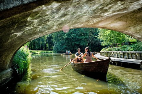 Mit dem Ruderboot auf den Kanälen lässt sich die Ruhe und Idylle des Bürgerparks am besten genießen. Mit dem Ruderboot auf den Kanälen lässt sich die Ruhe und Idylle des Bürgerparks am besten genießen.