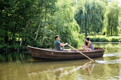 Mit dem Ruderboot auf den Kanälen lässt sich die Ruhe und Idylle des Bürgerparks am besten genießen. Mit dem Ruderboot auf den Kanälen lässt sich die Ruhe und Idylle des Bürgerparks am besten genießen.