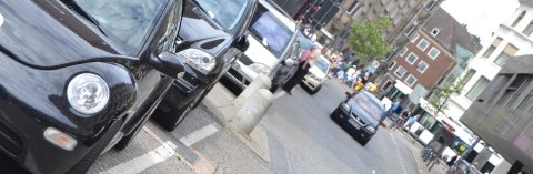 Autos parken in einer Reihe auf einem Parkstreifen; Quelle: bremen.online GmbH - MDR Autos parken in einer Reihe auf einem Parkstreifen; Quelle: bremen.online GmbH - MDR