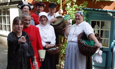 Ein Gruppenbild der Darsteller vom Geschichtenhaus in ihren historischen Kostümen Ein Gruppenbild der Darsteller vom Geschichtenhaus in ihren historischen Kostümen