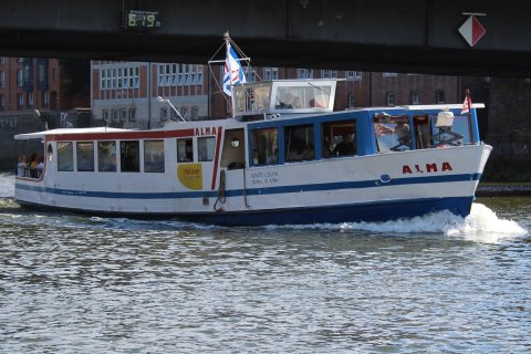 Ein Schiff auf der Weser unterhalb einer Brücke Ein Schiff auf der Weser unterhalb einer Brücke