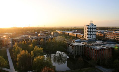 Blick vom Mehrzweckhochhaus der Uni Bremen bei Sonnenuntergang Blick vom Mehrzweckhochhaus der Uni Bremen bei Sonnenuntergang