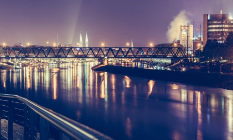 Nächtlicher Ausblick auf die Weser in Richtung Zentrum. Nächtlicher Ausblick auf die Weser in Richtung Zentrum.