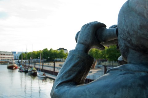 Statue mit Ferglas blickt auf den Hafen in Vegesack Statue mit Ferglas blickt auf den Hafen in Vegesack
