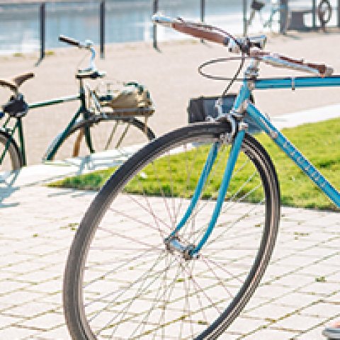 Zwei Fahrräder stehen draußen Zwei Fahrräder stehen draußen
