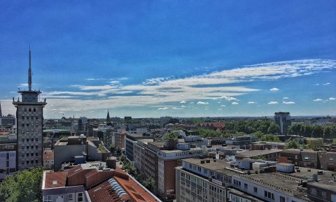 Blick vom Dach des Bamberger Hochhauses in Richtung Innenstadt an einem Sommertag. Blick vom Dach des Bamberger Hochhauses in Richtung Innenstadt an einem Sommertag.