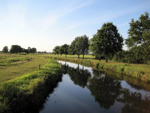 Wasserlauf, von Wiesen umgeben Wasserlauf, von Wiesen umgeben