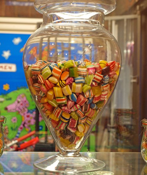 Glas voller Bonbons in der Böttcherstraße Glas voller Bonbons in der Böttcherstraße