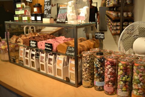 Viele bunte Bonbons in Gläsern. Viele bunte Bonbons in Gläsern.
