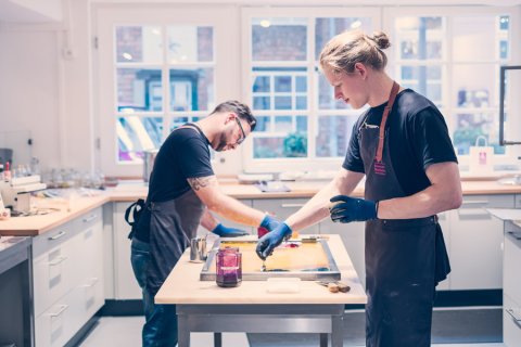 Zwei Männer stehen an einem Tisch in der Bonbon Manufaktur im Schnoor Zwei Männer stehen an einem Tisch in der Bonbon Manufaktur im Schnoor