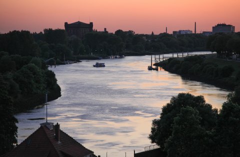 Ausblick auf die Weser in der Abenddämmerung Ausblick auf die Weser in der Abenddämmerung