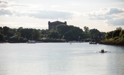 Ausblick auf die Weser mit Sielwallfähre und Wassersportlern Ausblick auf die Weser mit Sielwallfähre und Wassersportlern