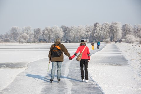 Ein Pärchen fährt Hand in Hand Schlittschuh auf der Semkenfahrt Ein Pärchen fährt Hand in Hand Schlittschuh auf der Semkenfahrt