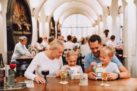 Eine Familie mit zwei Kindern im Ratskeller Eine Familie mit zwei Kindern im Ratskeller