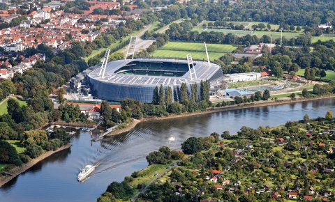 Luftaufnahme eines Stadions im Wohngebiet Luftaufnahme eines Stadions im Wohngebiet