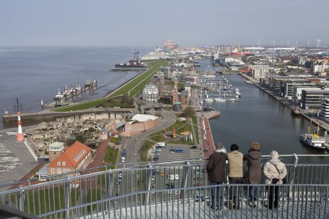 Die maritime Seite Bremerhavens: Blick auf den Neuen Hafen und die Überseehäfen sowie die Wesermündung. Die maritime Seite Bremerhavens: Blick auf den Neuen Hafen und die Überseehäfen sowie die Wesermündung.