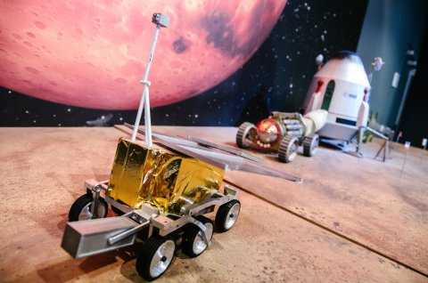 Modell eines Marsfahrzeuges bei Airbus in Bremen, das während einer Raumfahrt-Führung zu sehen ist Modell eines Marsfahrzeuges bei Airbus in Bremen, das während einer Raumfahrt-Führung zu sehen ist