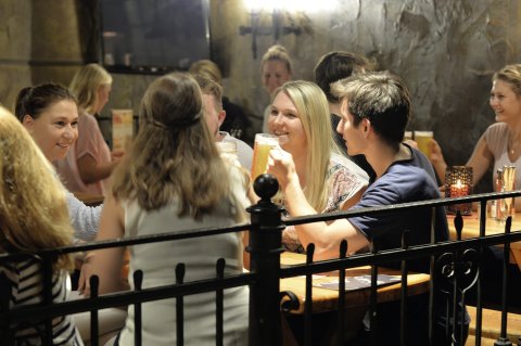 Junge Gäste in der Gasthausbrauerei Schüttinger Junge Gäste in der Gasthausbrauerei Schüttinger
