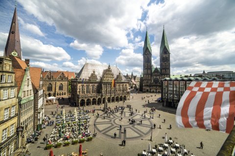 Vogelperspektive auf den Marktplatz. Die Aufnahme zeigt mehrere Gebäude sowie den Dom mit zwei Türmen. Vogelperspektive auf den Marktplatz. Die Aufnahme zeigt mehrere Gebäude sowie den Dom mit zwei Türmen.
