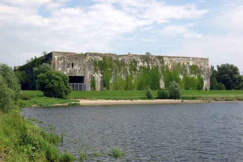 Blick auf den Bunker Valentin, im Vordergrund ist die Weser zu sehen. Blick auf den Bunker Valentin, im Vordergrund ist die Weser zu sehen.