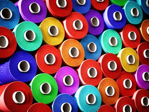 viele verschiedene bunte Stoffrollen viele verschiedene bunte Stoffrollen
