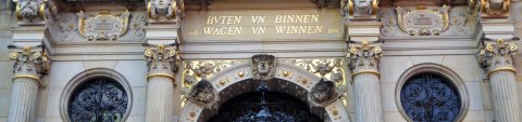 Schriftzug "buten und binnen, wagen un winnen" über dem Eingang des Schütting Schriftzug "buten und binnen, wagen un winnen" über dem Eingang des Schütting