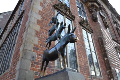 Die Statue der Bremer Stadtmusikanten an der Westseite des Rathauses von schräg unten fotografiert. Die Statue der Bremer Stadtmusikanten an der Westseite des Rathauses von schräg unten fotografiert.