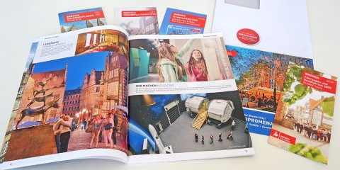 Broschüren aus dem Infopaket der Tourismus-Experten liegen verteilt auf dem Tisch. Broschüren aus dem Infopaket der Tourismus-Experten liegen verteilt auf dem Tisch.