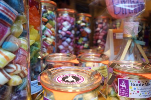 Gläser mit bunten Bonbons in der Bremer Bonbon Manufaktur Gläser mit bunten Bonbons in der Bremer Bonbon Manufaktur