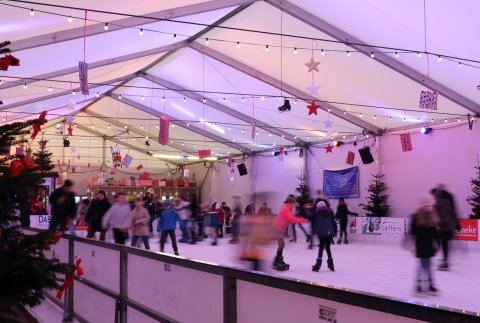 Eine gut besuchte Eislaufbahn auf dem Vegesacker Winterspaß. Eine gut besuchte Eislaufbahn auf dem Vegesacker Winterspaß.